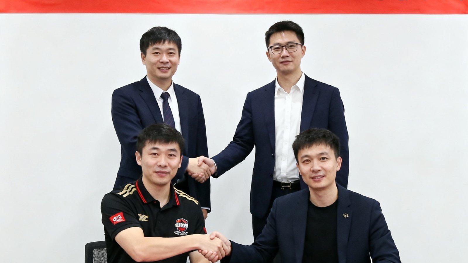 ONE游戏与某头部互联网企业签署年度体育服务合同的仪式现场，双方代表握手合影。